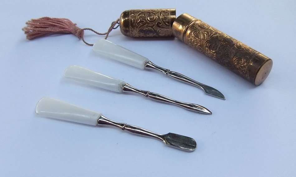 R1 START !! AN OLD MINIATURE MANICURE SET IN HOLDER
