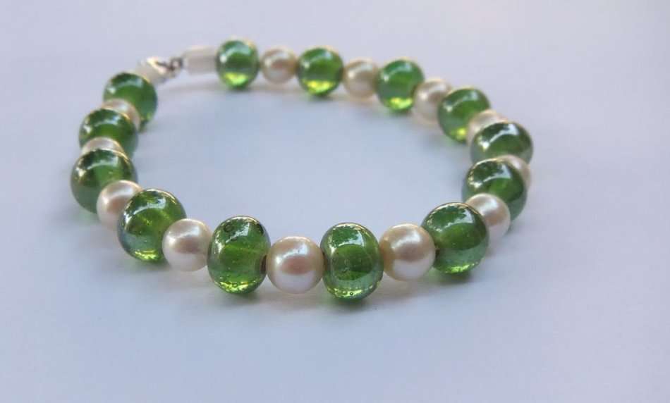 R1 START !! A GENUINE AKOYA PEARL AND GLASS BRACELET WITH STERLING SILVER CLASP
