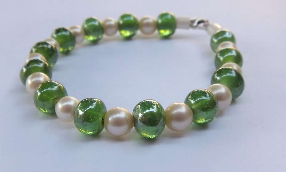 R1 START !! A GENUINE AKOYA PEARL AND GLASS BRACELET WITH STERLING SILVER CLASP