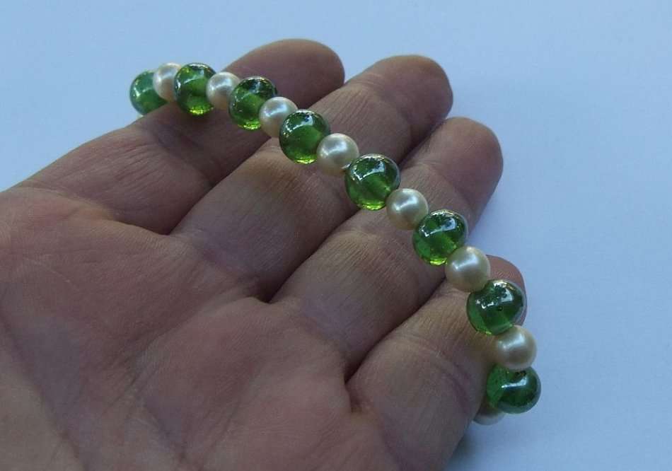 R1 START !! A GENUINE AKOYA PEARL AND GLASS BRACELET WITH STERLING SILVER CLASP