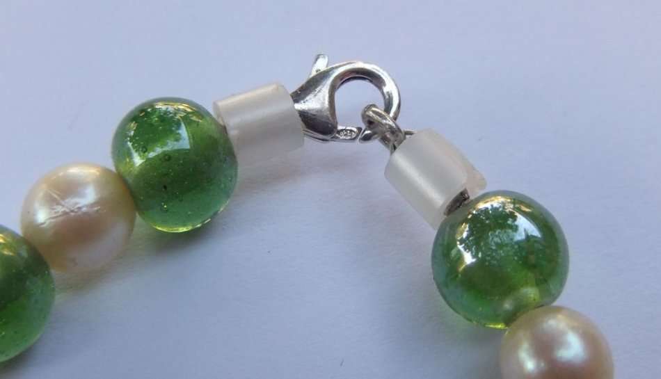 R1 START !! A GENUINE AKOYA PEARL AND GLASS BRACELET WITH STERLING SILVER CLASP