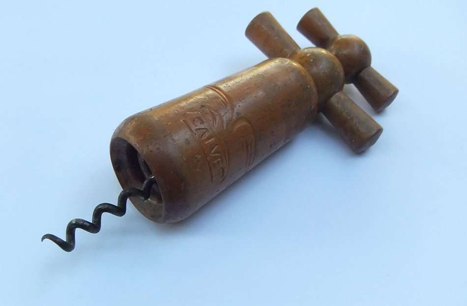 R1 START !! A VINTAGE WOODEN CORKSCREW