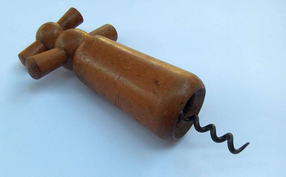 R1 START !! A VINTAGE WOODEN CORKSCREW