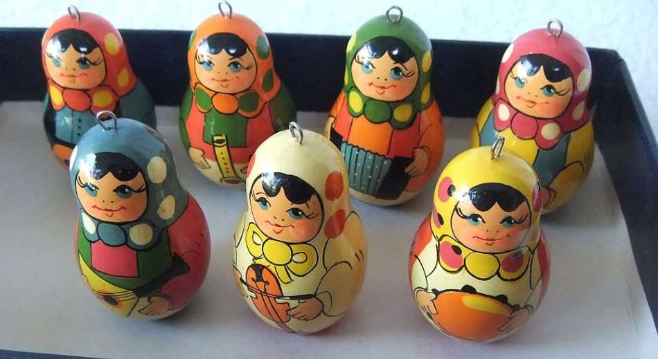 7 VINTAGE RUSSIAN DOLLS - DECORATIONS