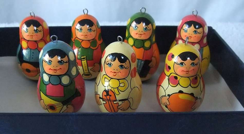 7 VINTAGE RUSSIAN DOLLS - DECORATIONS
