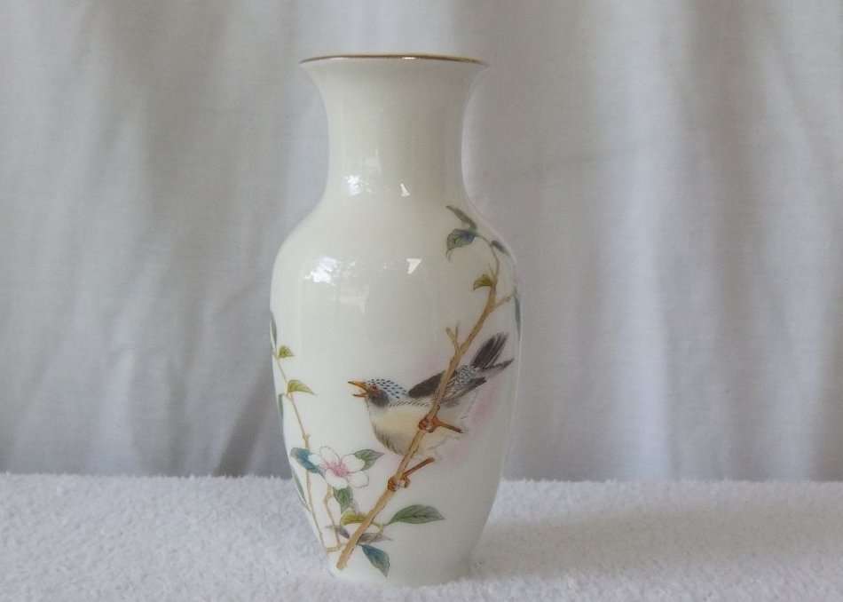 A CHARMING VINTAGE JAPANESE PORCELAIN VASE DEPICTING A JAY BIRD FROM THE KAKESU COLLECTION