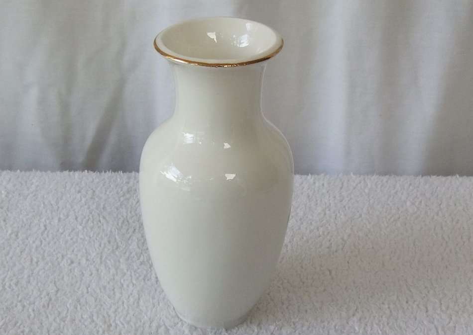 A CHARMING VINTAGE JAPANESE PORCELAIN VASE DEPICTING A JAY BIRD FROM THE KAKESU COLLECTION