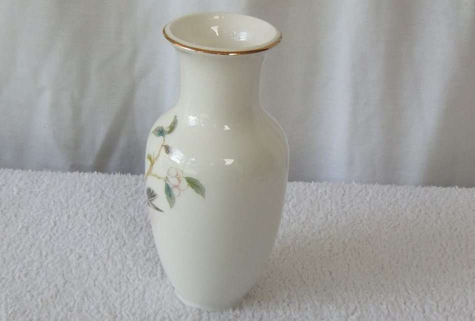 A CHARMING VINTAGE JAPANESE PORCELAIN VASE DEPICTING A JAY BIRD FROM THE KAKESU COLLECTION
