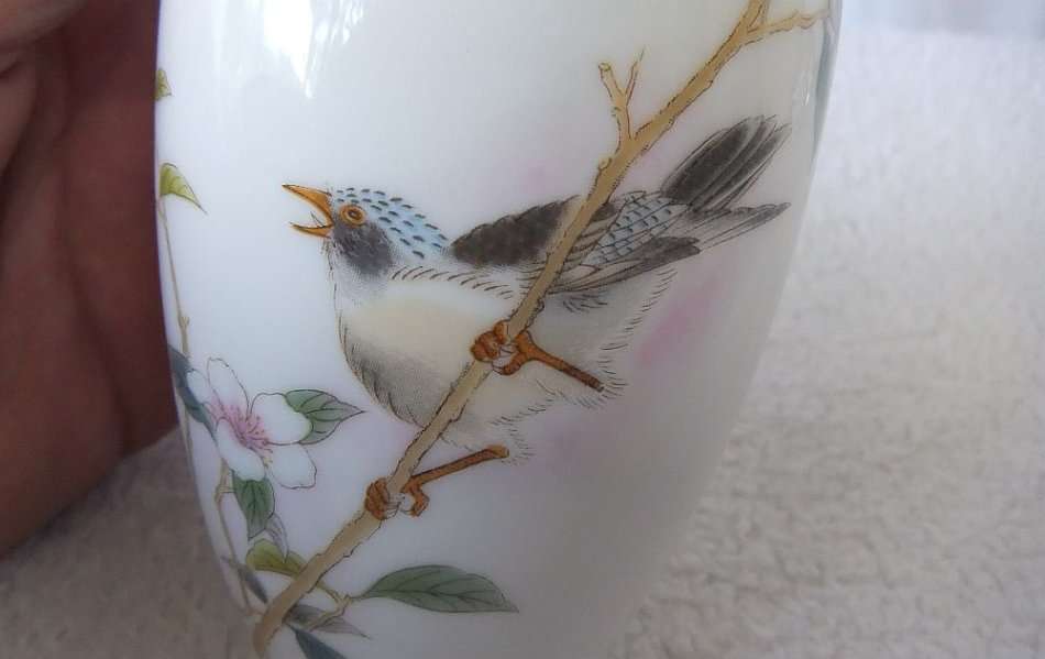 A CHARMING VINTAGE JAPANESE PORCELAIN VASE DEPICTING A JAY BIRD FROM THE KAKESU COLLECTION
