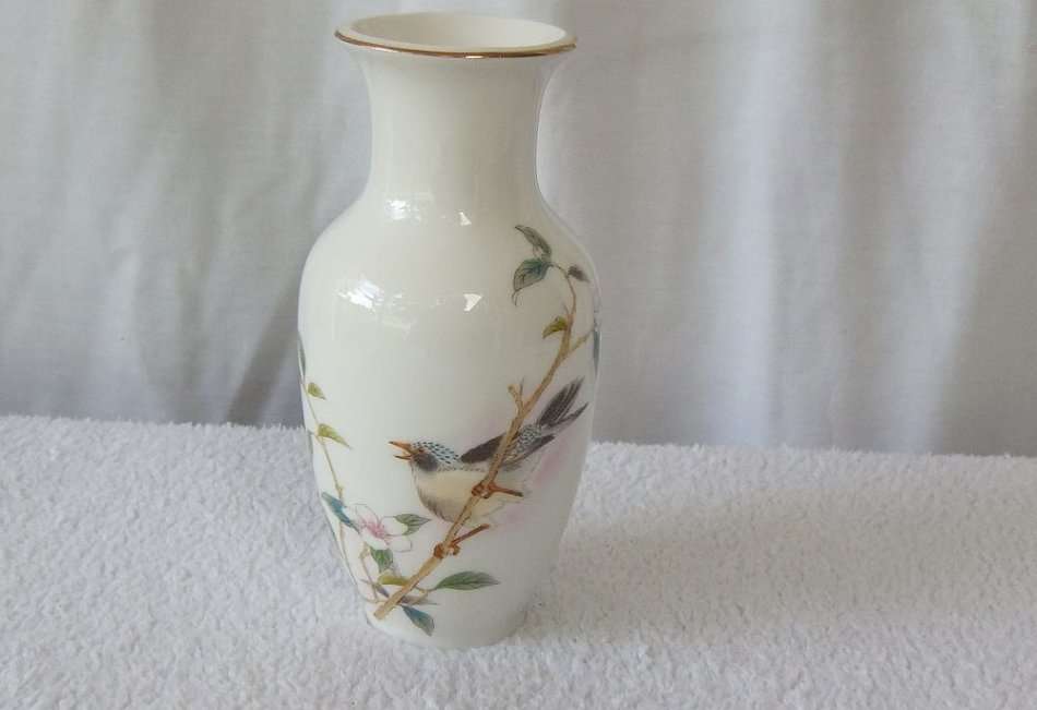 A CHARMING VINTAGE JAPANESE PORCELAIN VASE DEPICTING A JAY BIRD FROM THE KAKESU COLLECTION