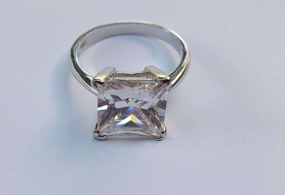 AS NEW !! A SOLID STERLING SILVER ENGAGEMENT TYPE RING SET WITH A BEAUTIFUL FACETED STONE - TESTED