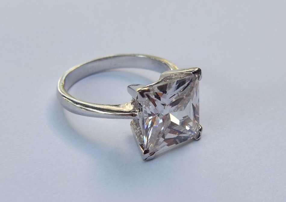 AS NEW !! A SOLID STERLING SILVER ENGAGEMENT TYPE RING SET WITH A BEAUTIFUL FACETED STONE - TESTED
