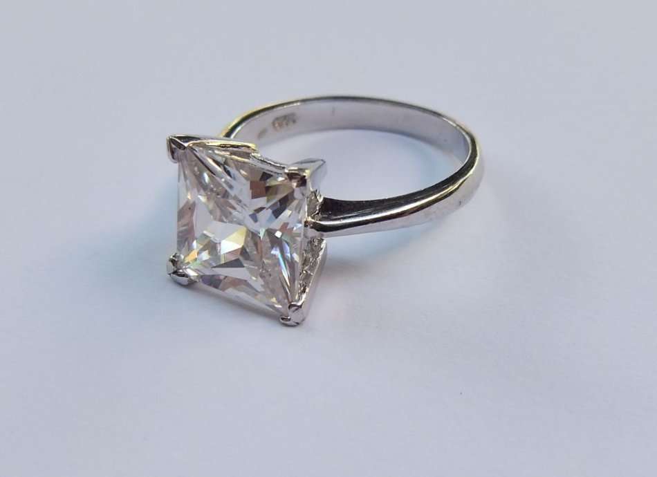 AS NEW !! A SOLID STERLING SILVER ENGAGEMENT TYPE RING SET WITH A BEAUTIFUL FACETED STONE - TESTED