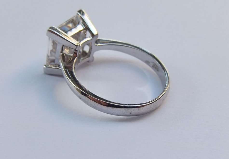 AS NEW !! A SOLID STERLING SILVER ENGAGEMENT TYPE RING SET WITH A BEAUTIFUL FACETED STONE - TESTED
