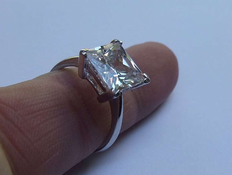 AS NEW !! A SOLID STERLING SILVER ENGAGEMENT TYPE RING SET WITH A BEAUTIFUL FACETED STONE - TESTED