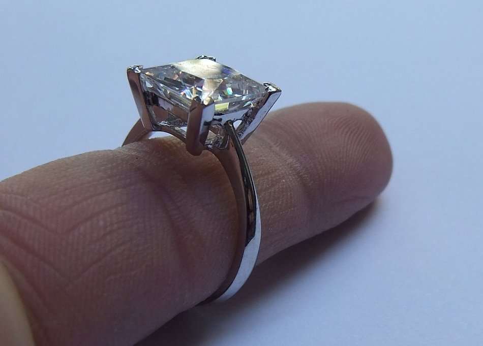 AS NEW !! A SOLID STERLING SILVER ENGAGEMENT TYPE RING SET WITH A BEAUTIFUL FACETED STONE - TESTED