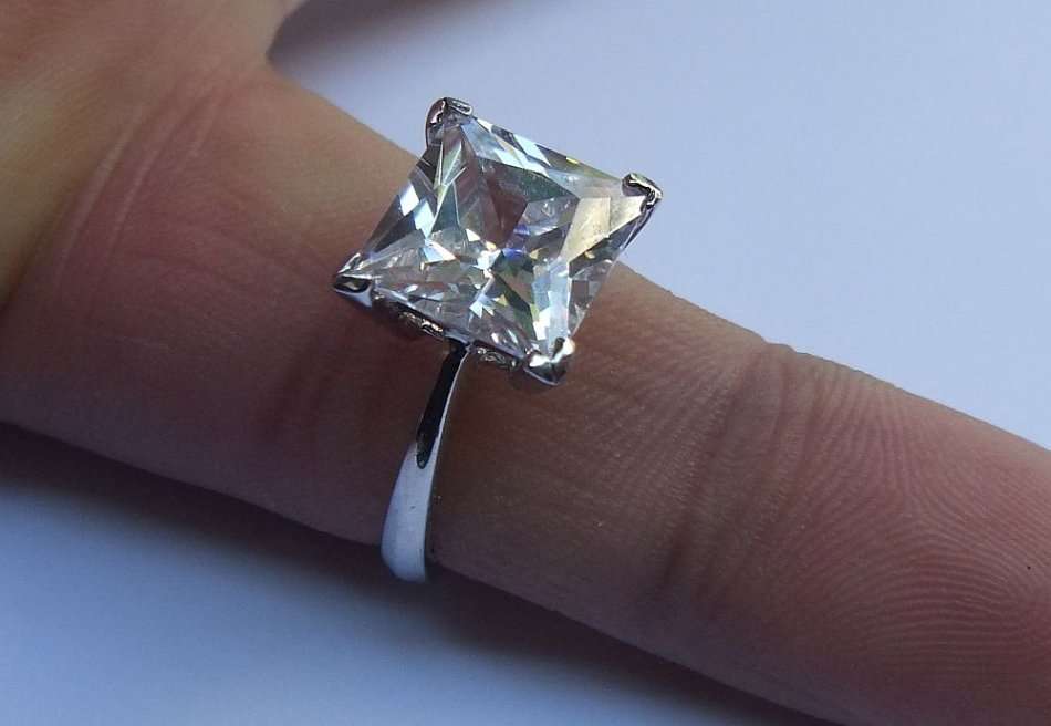 AS NEW !! A SOLID STERLING SILVER ENGAGEMENT TYPE RING SET WITH A BEAUTIFUL FACETED STONE - TESTED