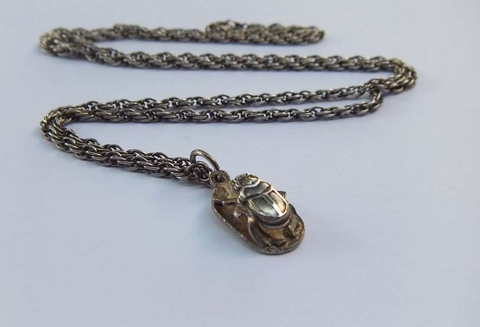 A VINTAGE SOLID EGYPTIAN SILVER SCARAB PENDANT WITH A STERLING SILVER NECKLACE !! RARE !!