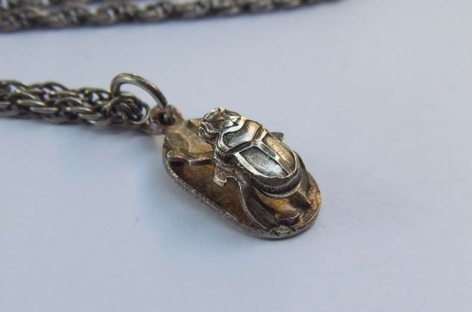 A VINTAGE SOLID EGYPTIAN SILVER SCARAB PENDANT WITH A STERLING SILVER NECKLACE !! RARE !!