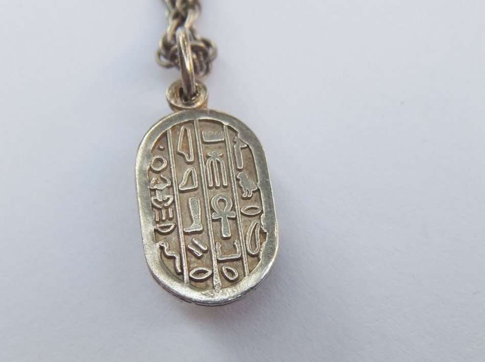 A VINTAGE SOLID EGYPTIAN SILVER SCARAB PENDANT WITH A STERLING SILVER NECKLACE !! RARE !!