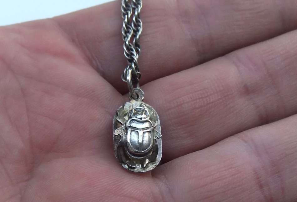 A VINTAGE SOLID EGYPTIAN SILVER SCARAB PENDANT WITH A STERLING SILVER NECKLACE !! RARE !!