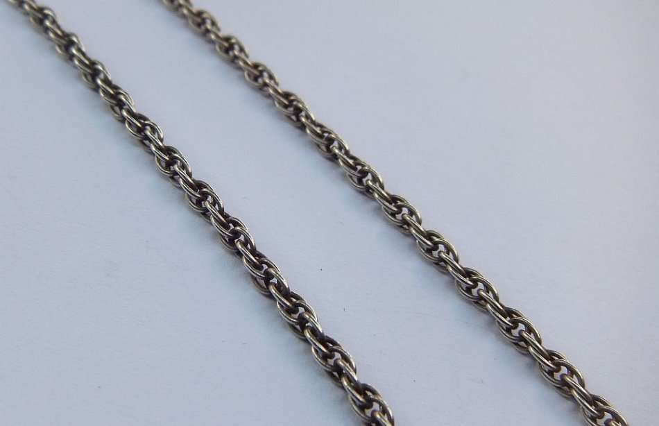 A VINTAGE SOLID EGYPTIAN SILVER SCARAB PENDANT WITH A STERLING SILVER NECKLACE !! RARE !!