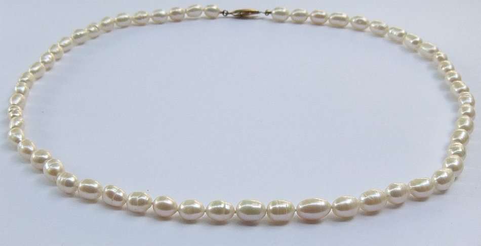 A CLASSY VINTAGE GENUINE CULTURED PEARL NECKLACE WITH A GOLD PLATED SILVER CLASP