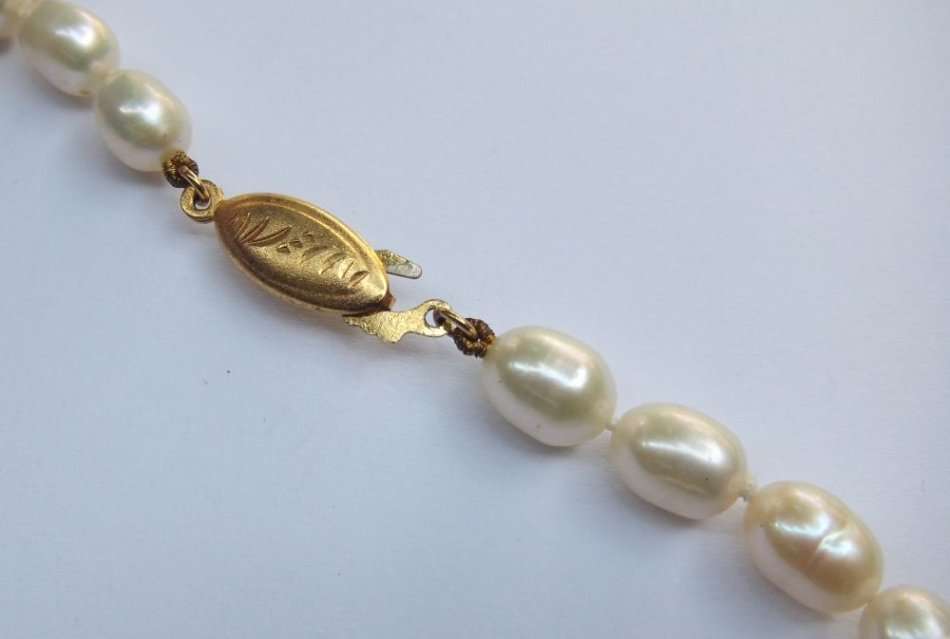 A CLASSY VINTAGE GENUINE CULTURED PEARL NECKLACE WITH A GOLD PLATED SILVER CLASP