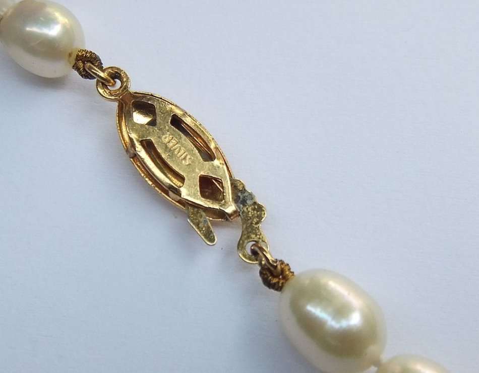 A CLASSY VINTAGE GENUINE CULTURED PEARL NECKLACE WITH A GOLD PLATED SILVER CLASP