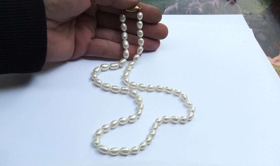 A CLASSY VINTAGE GENUINE CULTURED PEARL NECKLACE WITH A GOLD PLATED SILVER CLASP