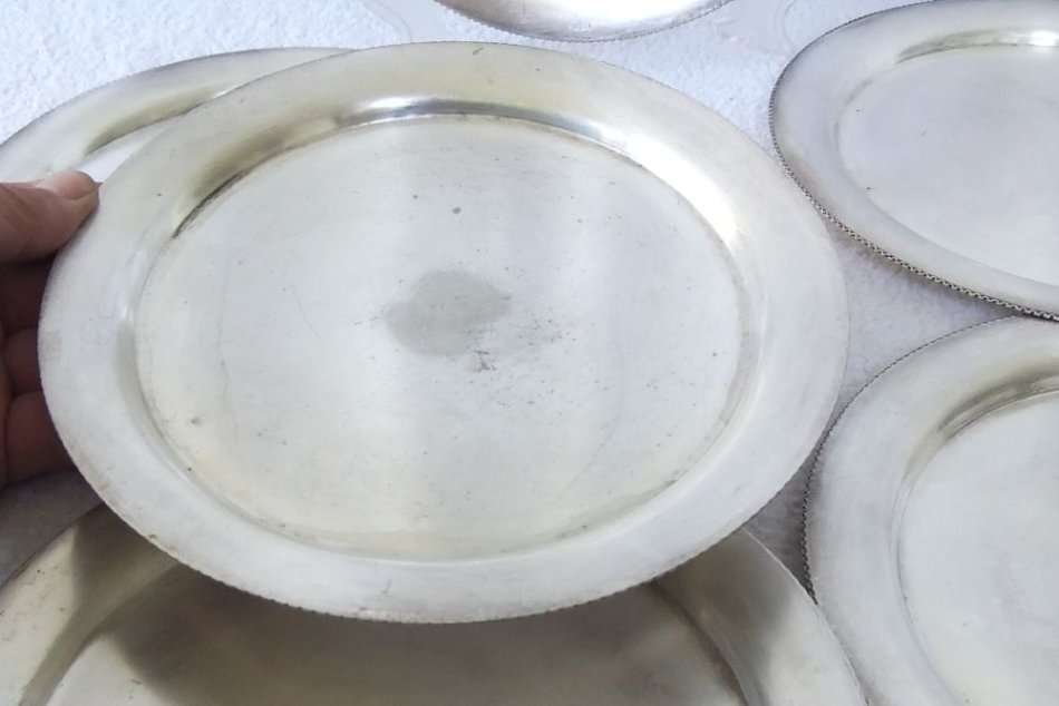 AN EXCEPTIONALLY RARE SET OF 6 E.P.N.S ( SILVER PLATE ) CAKE PLATES - VERY VERY LAANIE HEY