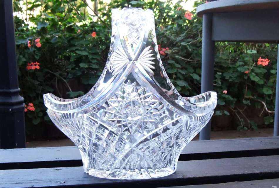 A BEAUTIFUL BIG AND HEAVY OLD CUT GLASS FRUIT BASKET IN AMAZING CONDITION FOR AGE