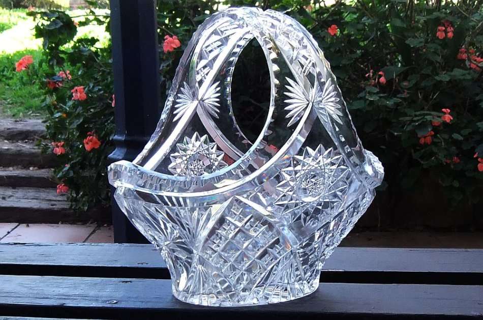 A BEAUTIFUL BIG AND HEAVY OLD CUT GLASS FRUIT BASKET IN AMAZING CONDITION FOR AGE