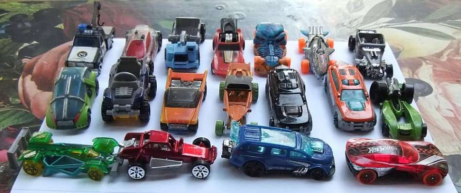 A COOL LOT OF 18 DIE CAST METAL MODELS - MOSTLY HOTWHEELS - PRE LOVED - BID FOR THE LOT !!
