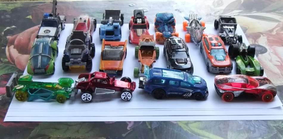 A COOL LOT OF 18 DIE CAST METAL MODELS - MOSTLY HOTWHEELS - PRE LOVED - BID FOR THE LOT !!