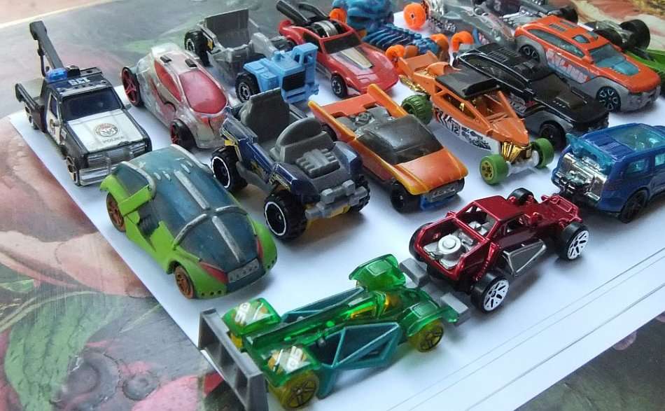 A COOL LOT OF 18 DIE CAST METAL MODELS - MOSTLY HOTWHEELS - PRE LOVED - BID FOR THE LOT !!
