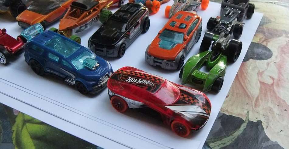 A COOL LOT OF 18 DIE CAST METAL MODELS - MOSTLY HOTWHEELS - PRE LOVED - BID FOR THE LOT !!