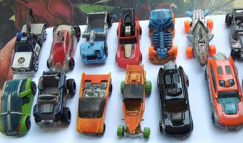 A COOL LOT OF 18 DIE CAST METAL MODELS - MOSTLY HOTWHEELS - PRE LOVED - BID FOR THE LOT !!