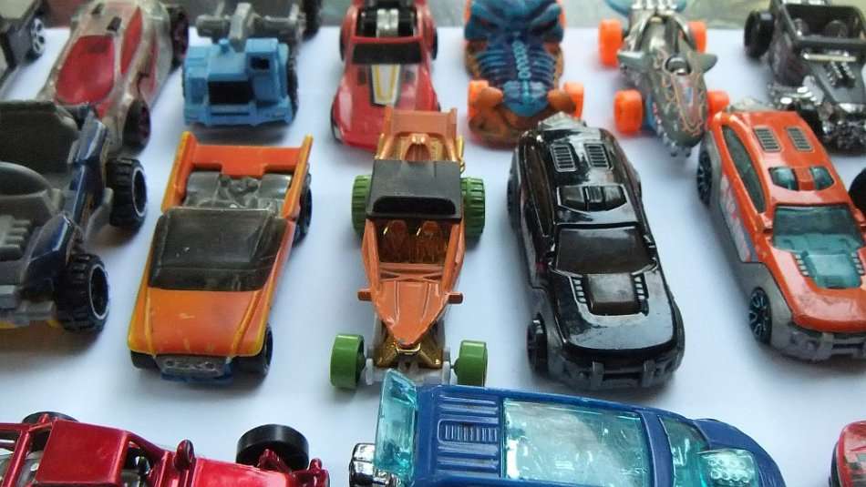 A COOL LOT OF 18 DIE CAST METAL MODELS - MOSTLY HOTWHEELS - PRE LOVED - BID FOR THE LOT !!