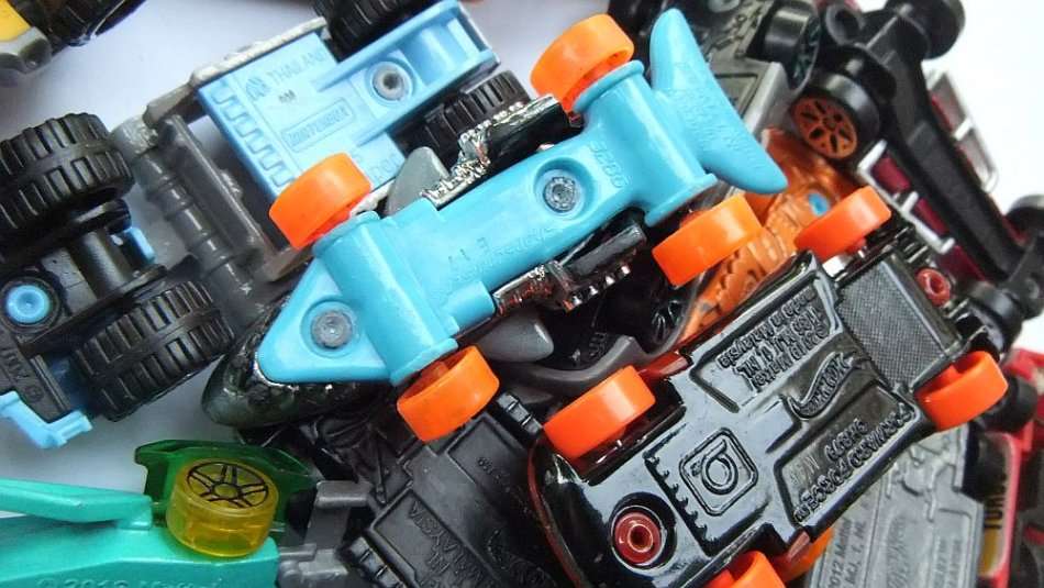 A COOL LOT OF 18 DIE CAST METAL MODELS - MOSTLY HOTWHEELS - PRE LOVED - BID FOR THE LOT !!