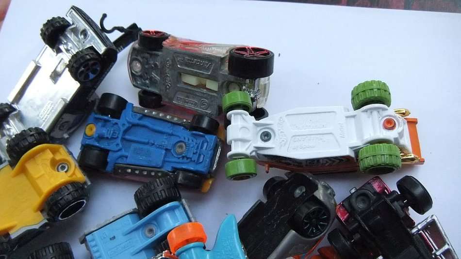 A COOL LOT OF 18 DIE CAST METAL MODELS - MOSTLY HOTWHEELS - PRE LOVED - BID FOR THE LOT !!