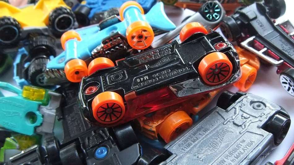 A COOL LOT OF 18 DIE CAST METAL MODELS - MOSTLY HOTWHEELS - PRE LOVED - BID FOR THE LOT !!