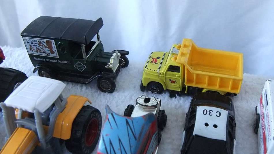 AN INTERESTING JOBLOT OF VARIOUS PRELOVED DIE CAST VEHICLES !! BID FOR THE LOT !!