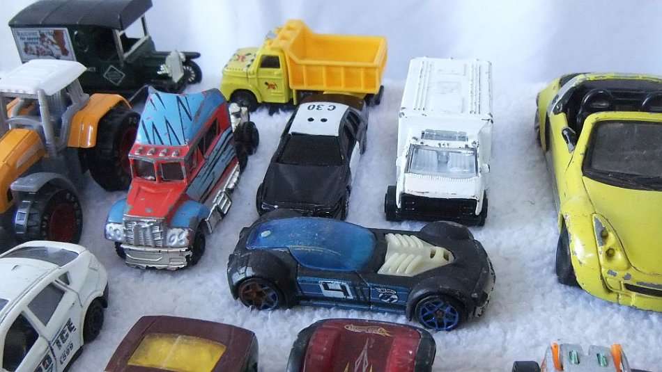 AN INTERESTING JOBLOT OF VARIOUS PRELOVED DIE CAST VEHICLES !! BID FOR THE LOT !!