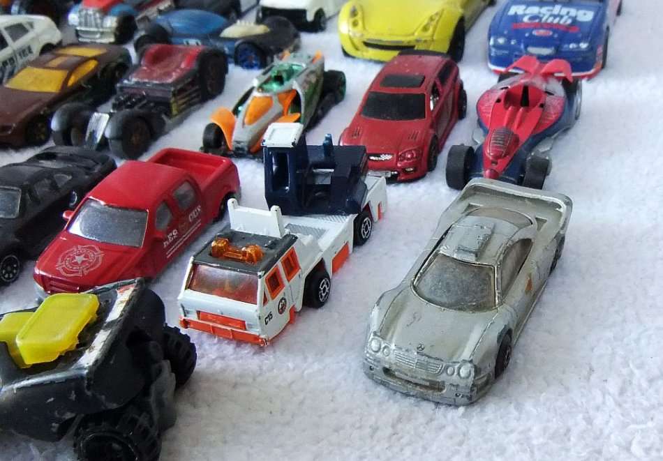 AN INTERESTING JOBLOT OF VARIOUS PRELOVED DIE CAST VEHICLES !! BID FOR THE LOT !!
