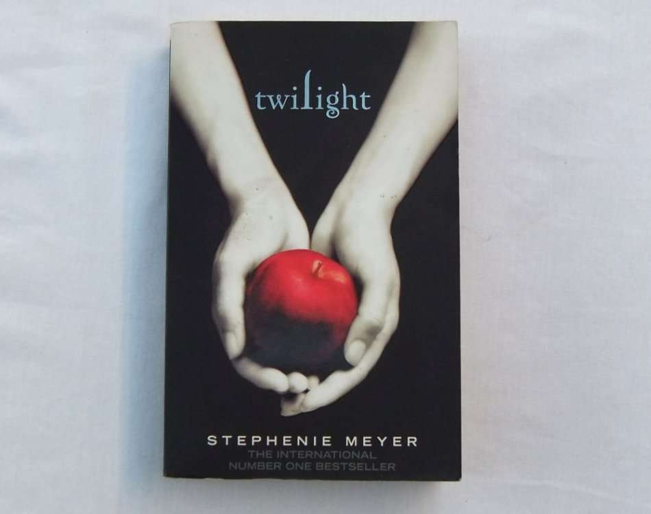 TWILIGHT - STEPHENIE MEYER