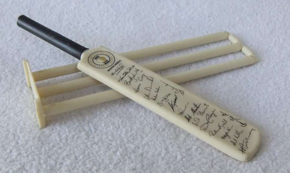 VINTAGE 1990`S DISPLAY CRICKET BAT AND WICKETS WITH PRINTED SIGNATURES - HANSIE CRONJE SE TYD