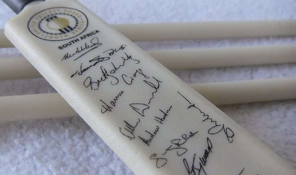 VINTAGE 1990`S DISPLAY CRICKET BAT AND WICKETS WITH PRINTED SIGNATURES - HANSIE CRONJE SE TYD