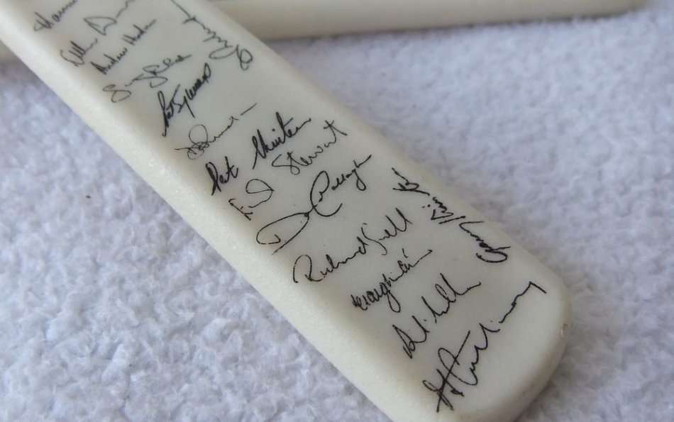 VINTAGE 1990`S DISPLAY CRICKET BAT AND WICKETS WITH PRINTED SIGNATURES - HANSIE CRONJE SE TYD