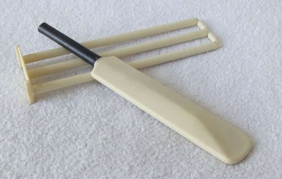 VINTAGE 1990`S DISPLAY CRICKET BAT AND WICKETS WITH PRINTED SIGNATURES - HANSIE CRONJE SE TYD